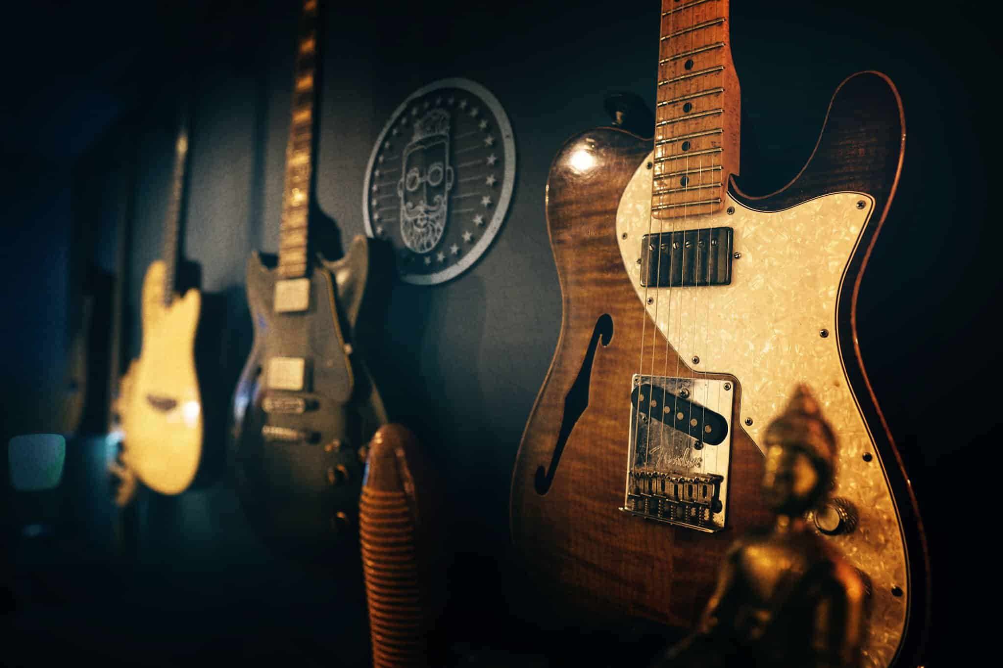 Guitarra eléctrica en el estudio de Ricky Castillo