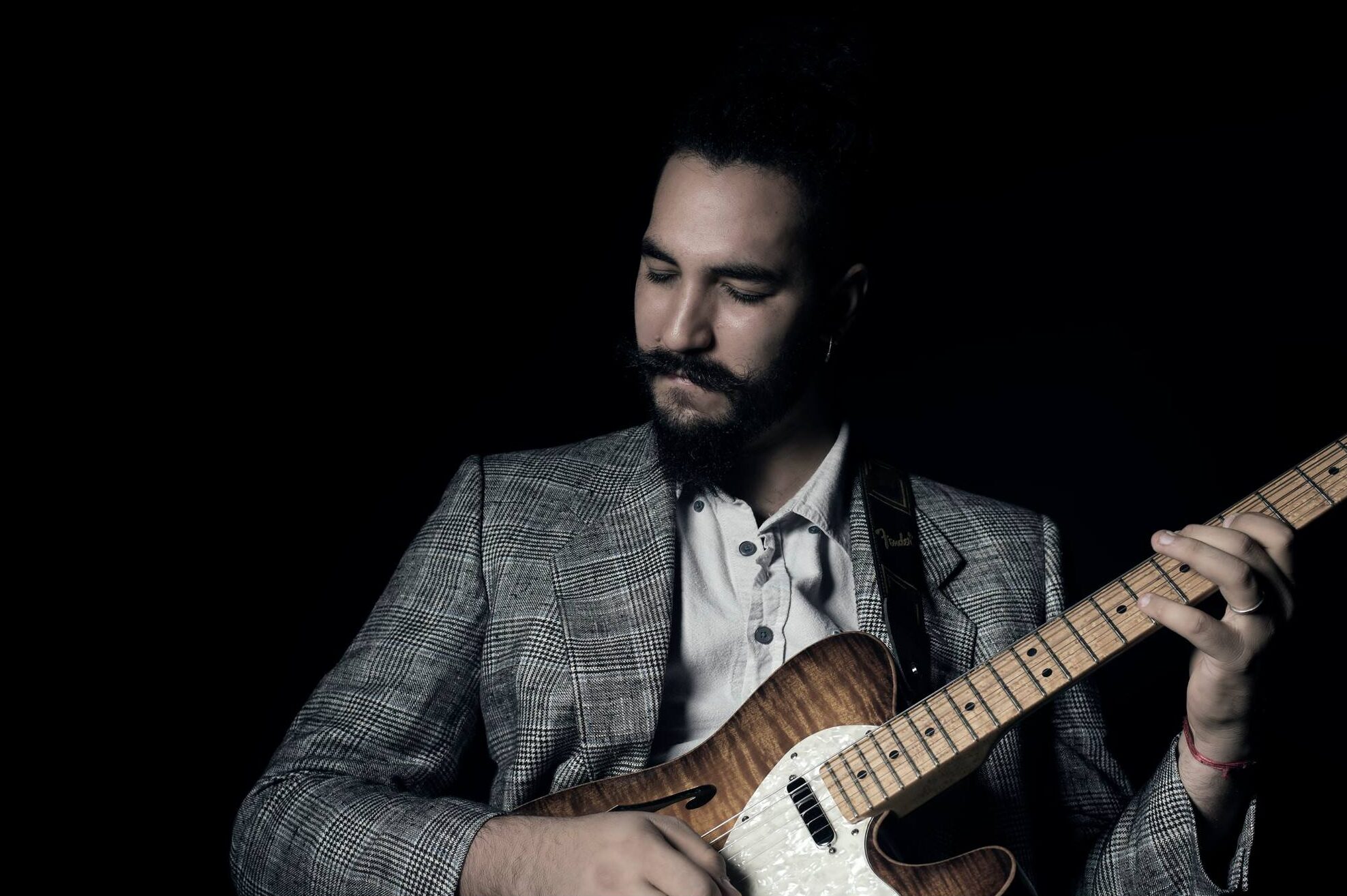 Ricky Castillo tocando su guitarra eléctrica