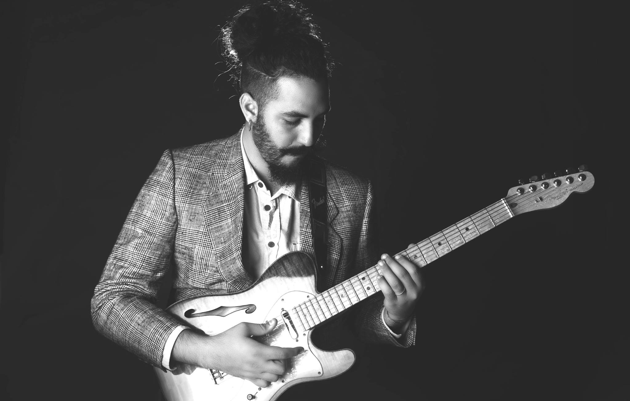 Ricky Castillo con su guitarra eléctrica