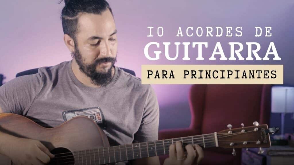 Persona practicando acordes de guitarra para principiantes en una guitarra acústica.